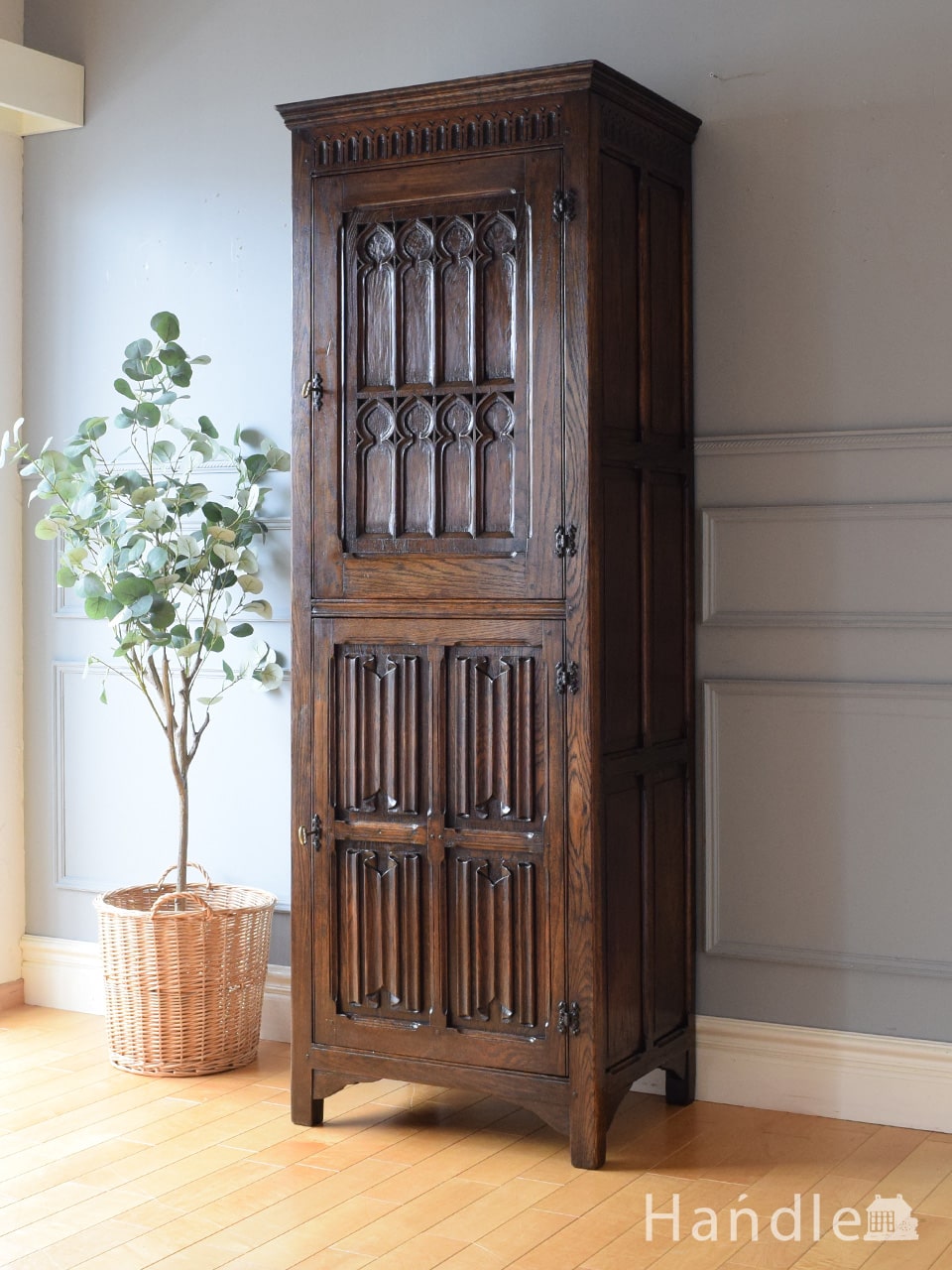 英国アンティークの家具、ゴシック様式の浮き彫りの装飾が豪華な木扉付きのキャビネット (j-3330-f)
