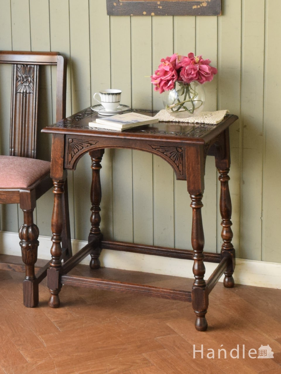 英国アンティークのおしゃれなテーブル、お月さまの彫が入ったオーク材のサイドテーブル (q-2930-f)