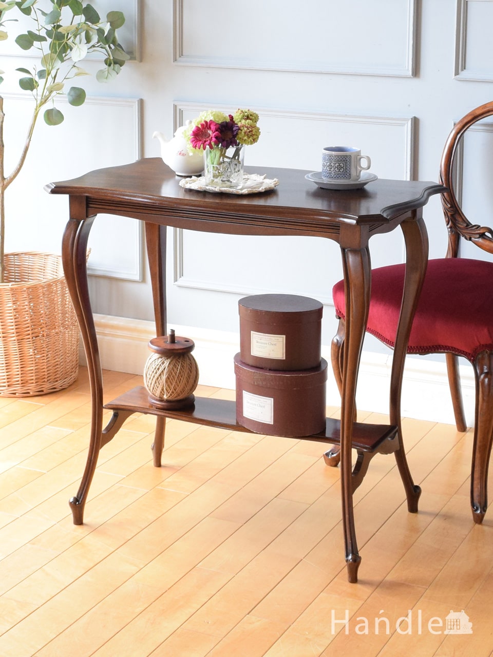 マホガニー材の美しいアンティークテーブル、細くて長い脚が魅力のオケージョナルテーブル (z-210-f)