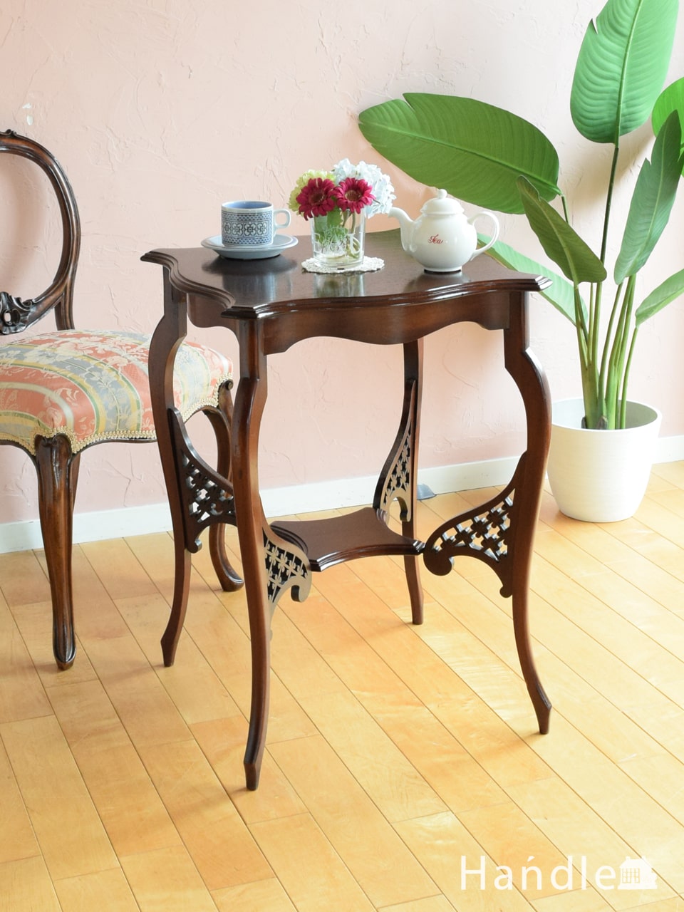 マホガニー材の英国アンティーク家具、細い足が美しいオケージョナルテーブル (q-2914-f)