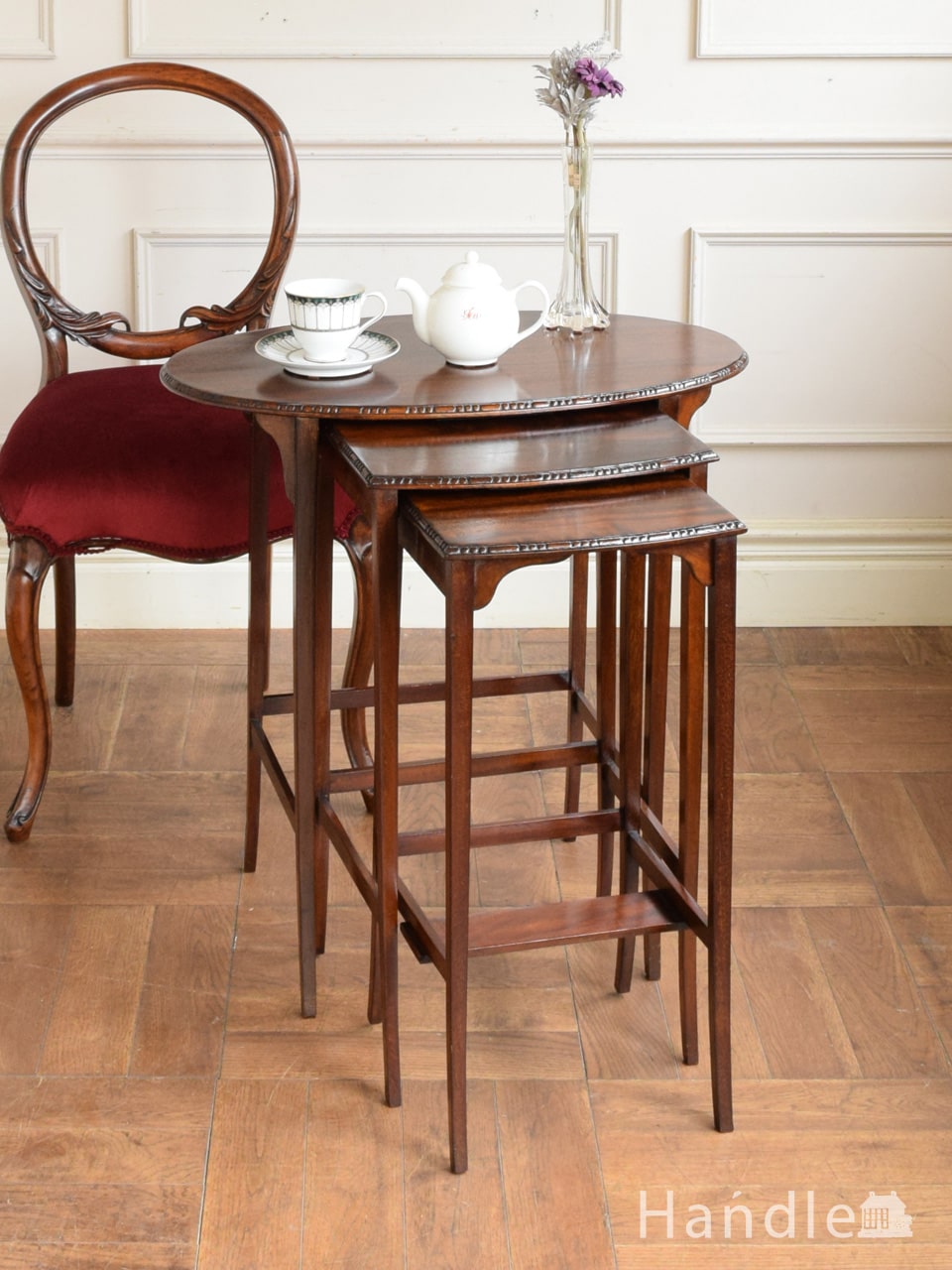 アンティークのおしゃれなテーブル、イギリスで見つけた杢目が美しいマホガニー材のネストテーブル (q-2942-f)
