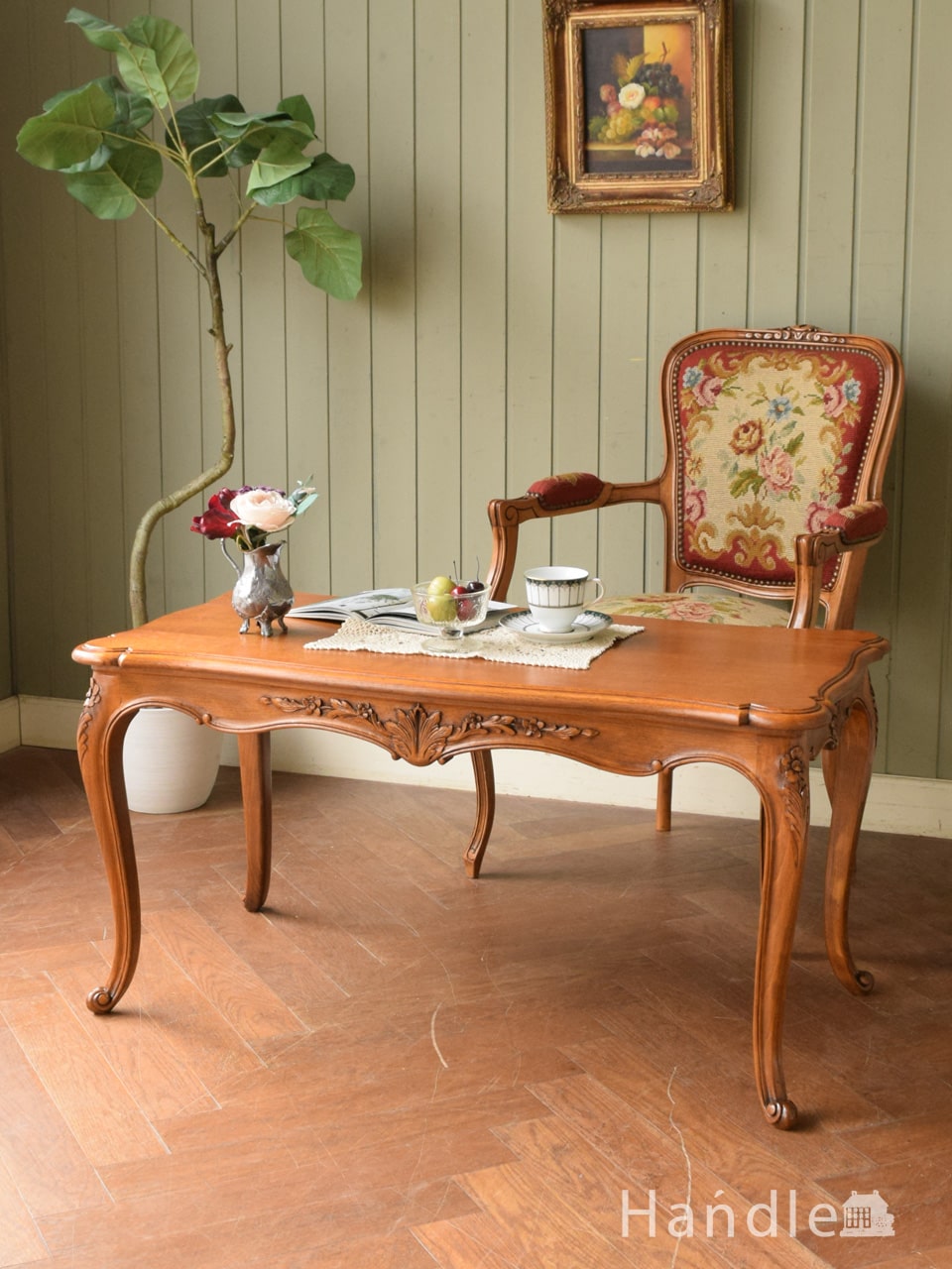 フランスの優雅なアンティークテーブル、お花の彫りが美しい猫足のロー