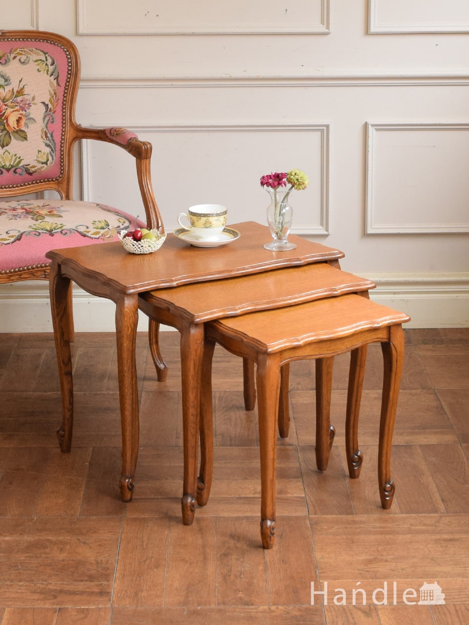 フランスのアンティーク家具、重なった猫脚が美しい3つセットのネストテーブル