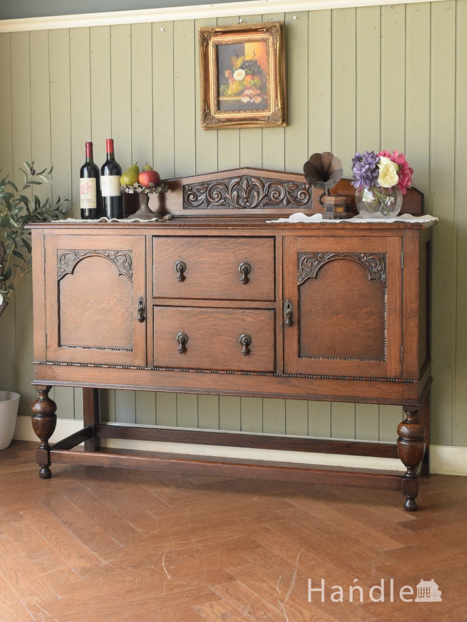 英国アンティークらしいオーク材のサイドボード、バルボスレッグのアンティーク家具 (j-3369-f)