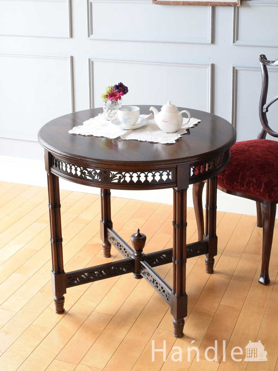 英国アンティークのおしゃれなテーブル、シノワズリの装飾が美しいダイニングテーブル