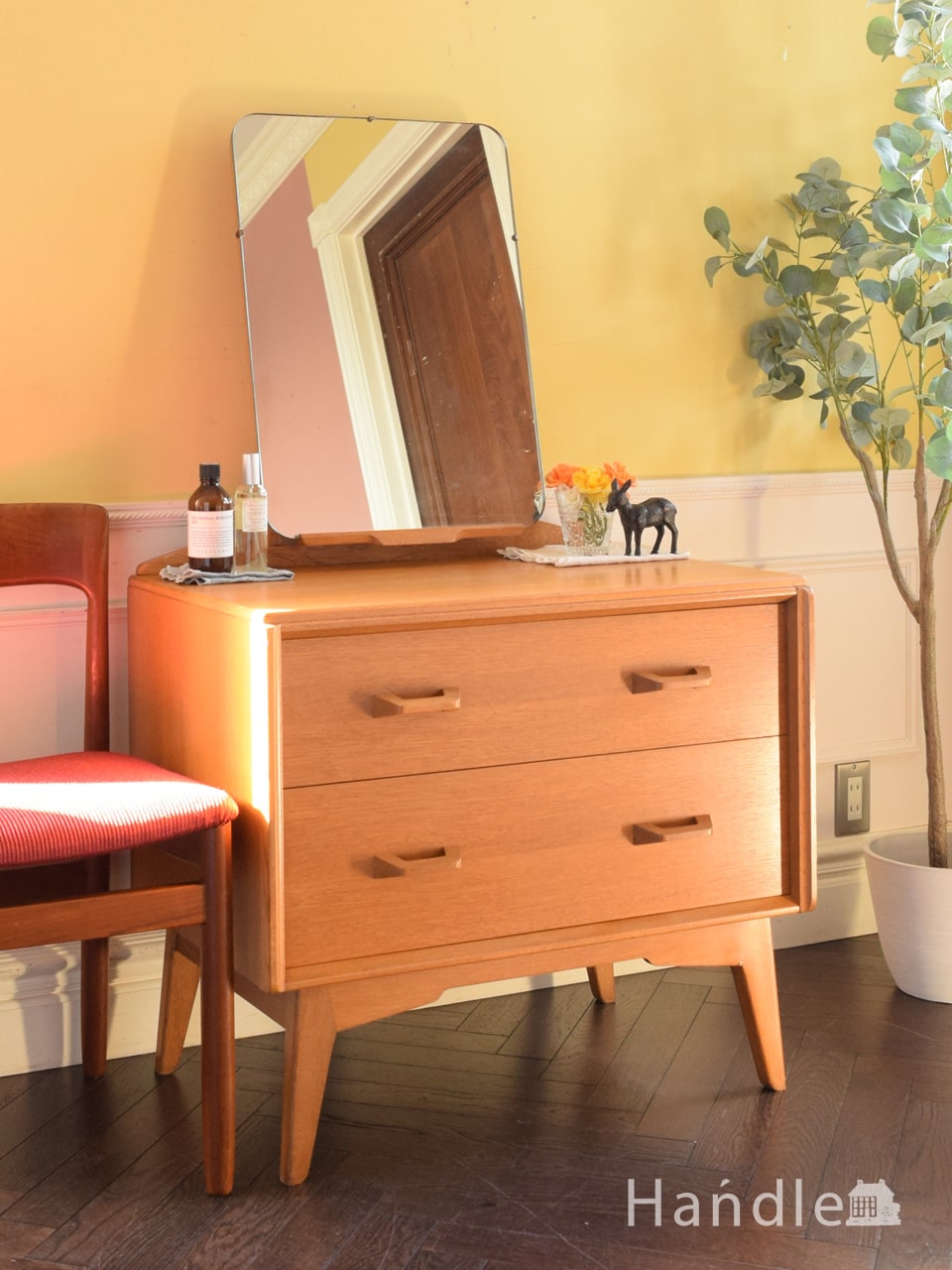 北欧スタイルのおしゃれなドレッサー、英国meredew社のビンテージ家具 