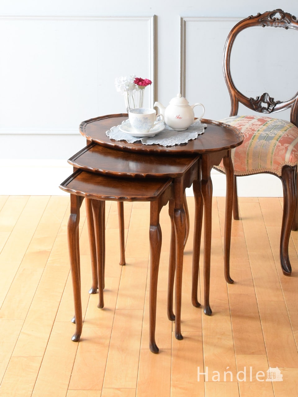 マホガニー材の美しいネストテーブル、細い猫足が美しいアンティークの家具