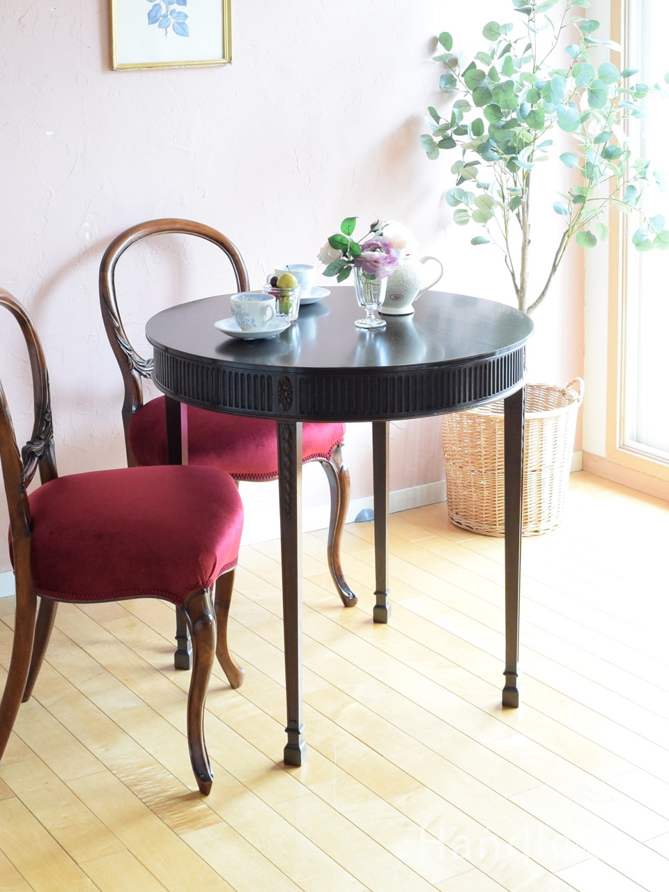 英国から届いたアンティークのテーブル、マホガニーの杢目が美しい丸い形のオケージョナルテーブル (q-3036-f)