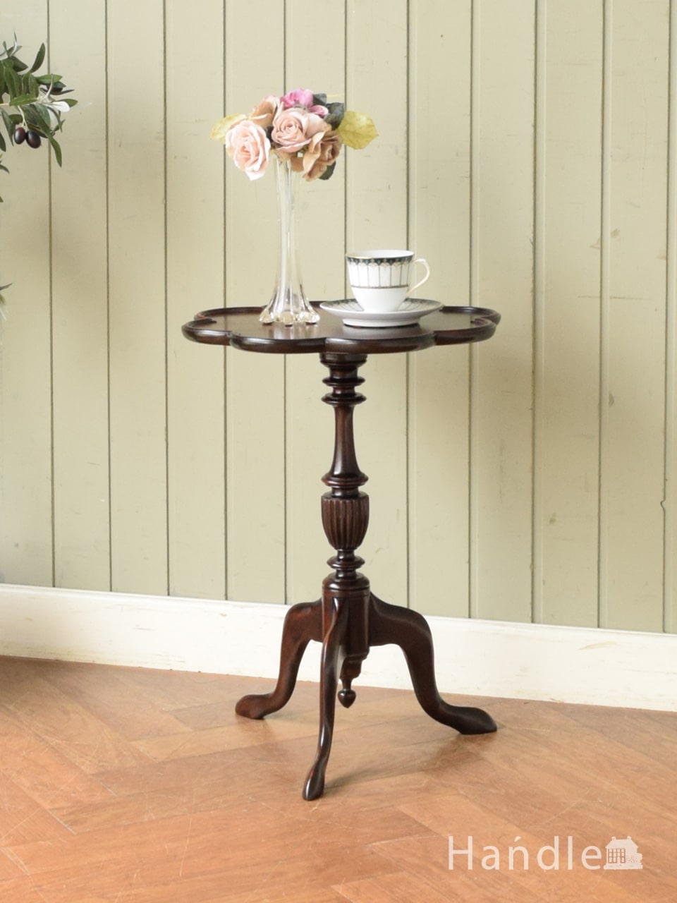 英国アンティークのティーテーブル、お花の天板が可愛いトライポッド脚のワインテーブル (m-1004-f)