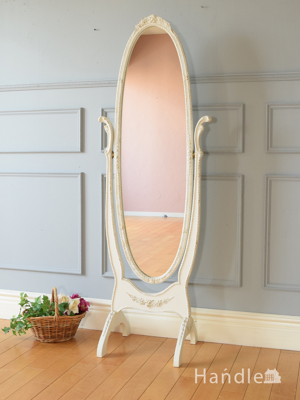フランスで見つけたアンティークの鏡、優雅な雰囲気の白いシュバル