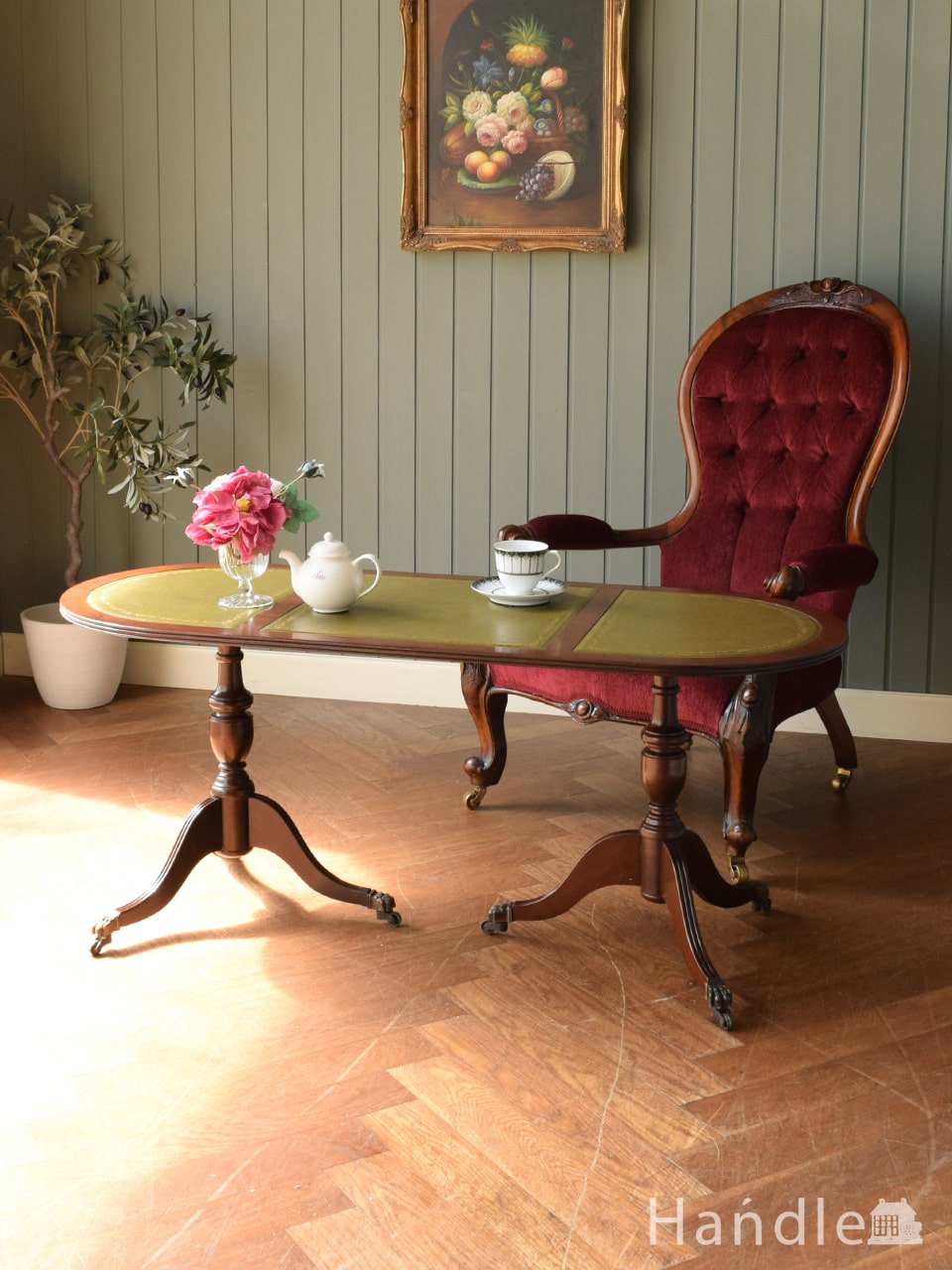 イギリスのおしゃれなアンティークテーブル、２本の脚が美しい楕円のコーヒーテーブル (k-3240-f)