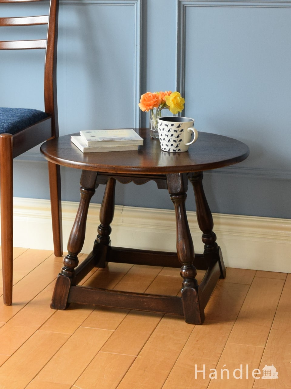 イギリスから届いた丸形のおしゃれなテーブル、気軽に使えるオーク材のコーヒーテーブル (m-1061-f)