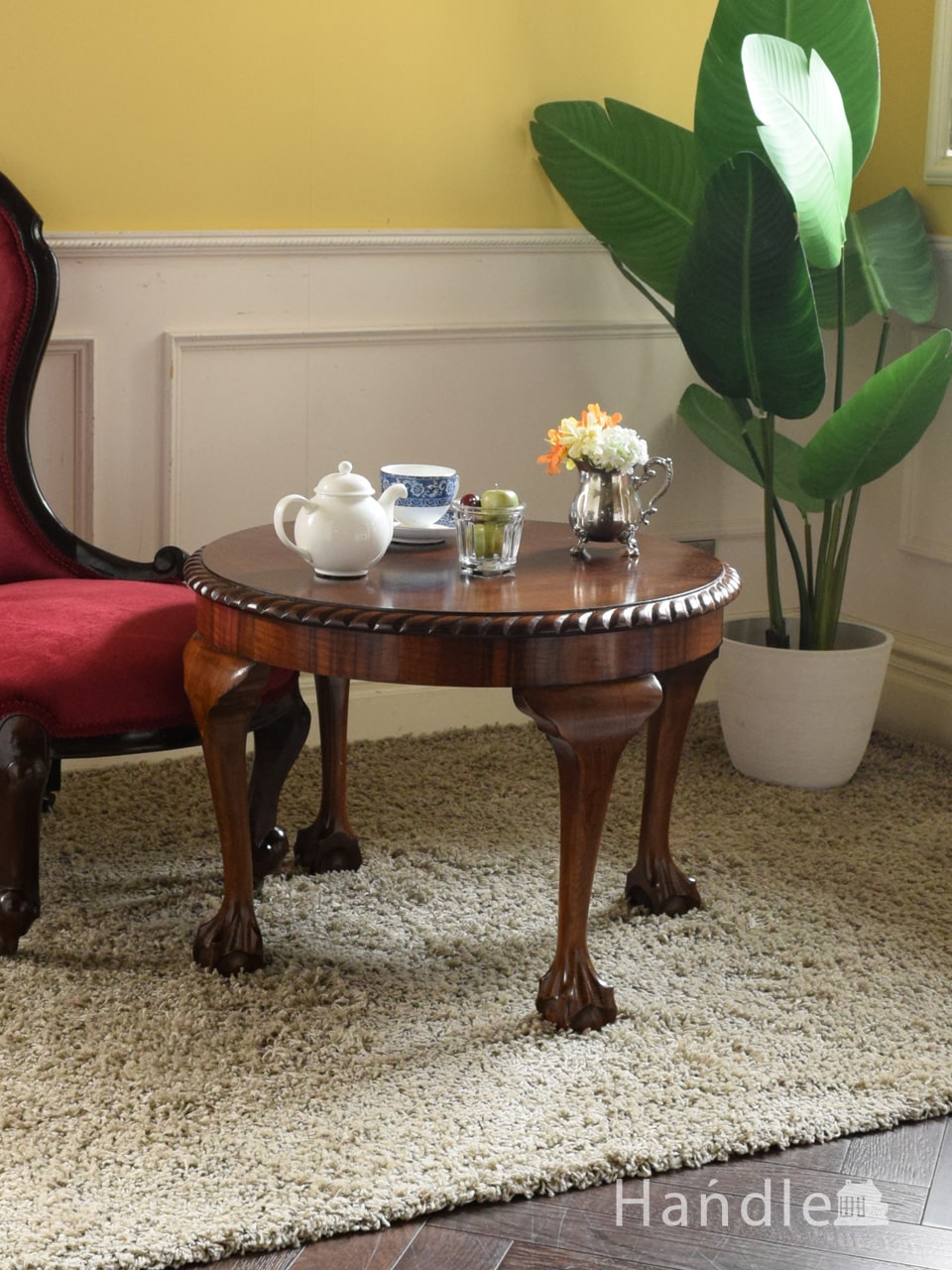 英国アンティークの丸いコーヒーテーブル、立派なクロウ＆ボールのおしゃれなローテーブル (k-3241-f)
