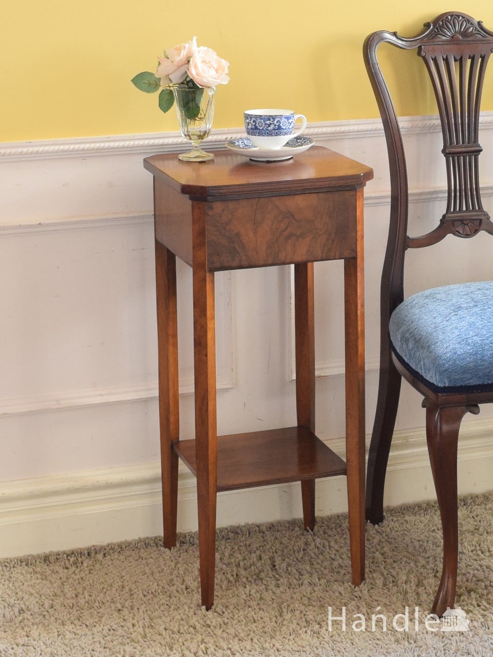 英国アンティークの美しい家具、杢目が美しい収納付きサイドテーブル(k