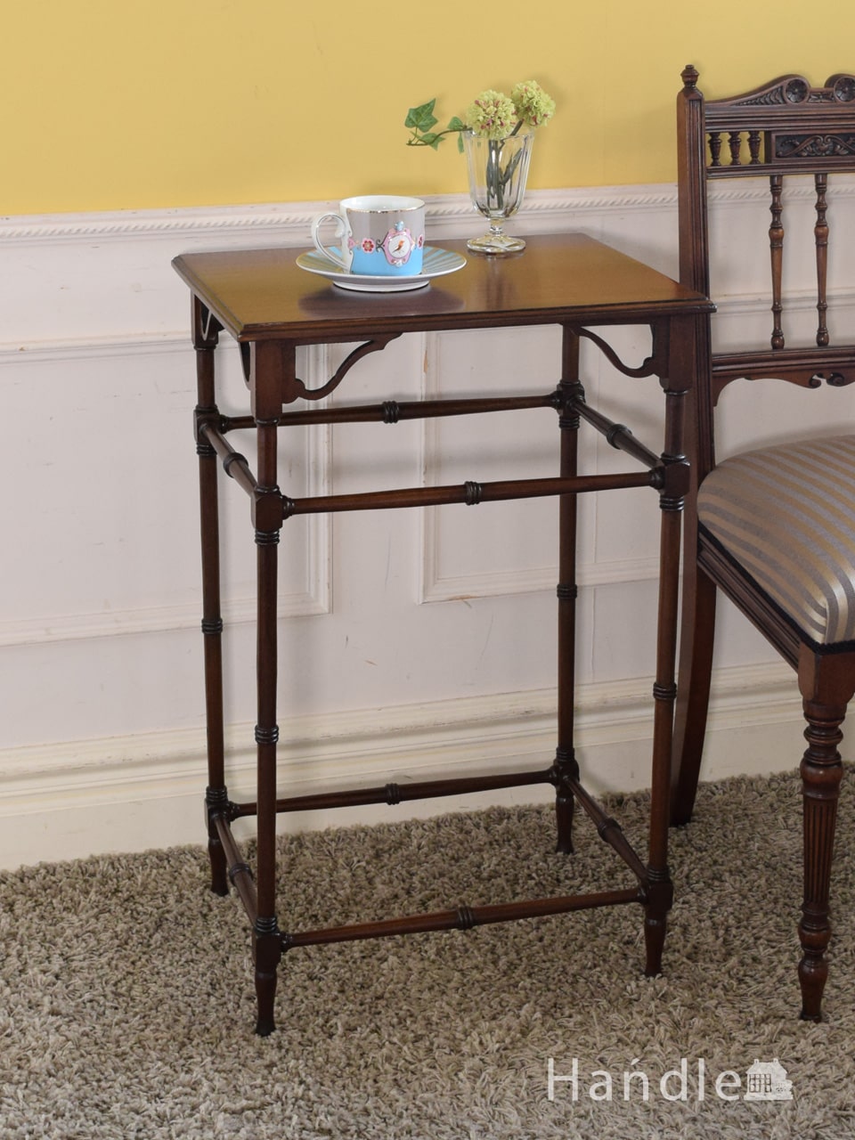 英国から届いたアンティークのサイドテーブル、足の装飾が美しいオケージョナルテーブル (q-3138-f)