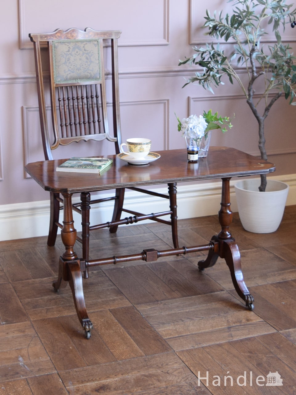 英国から届いたアンティークのコーヒーテーブル、ウォールナット材の杢目が美しいローテーブル (m-1075-f)