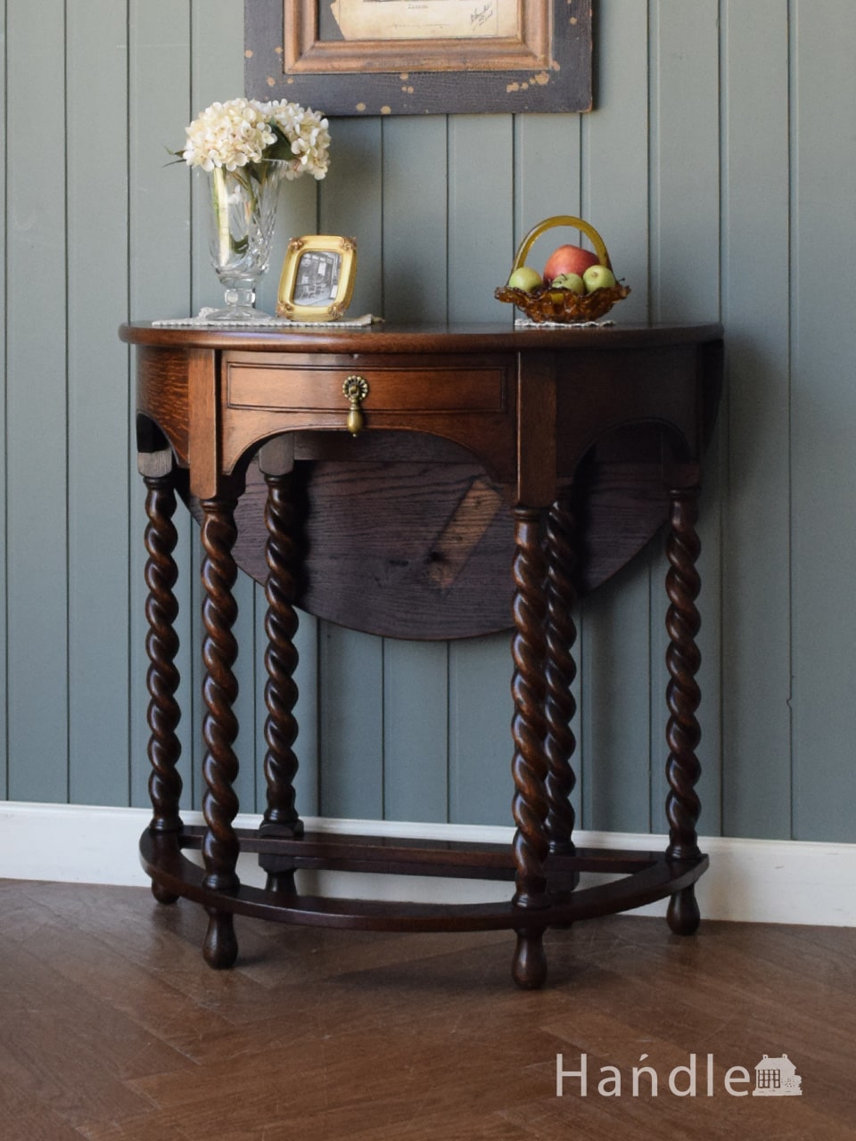 英国アンティークのテーブル、透かし彫りが美しいウォールナット材の 