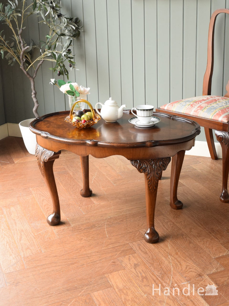 英国から届いたアンティークのローテーブル、ウォールナット材のおしゃれなオーバル型のコーヒーテーブル