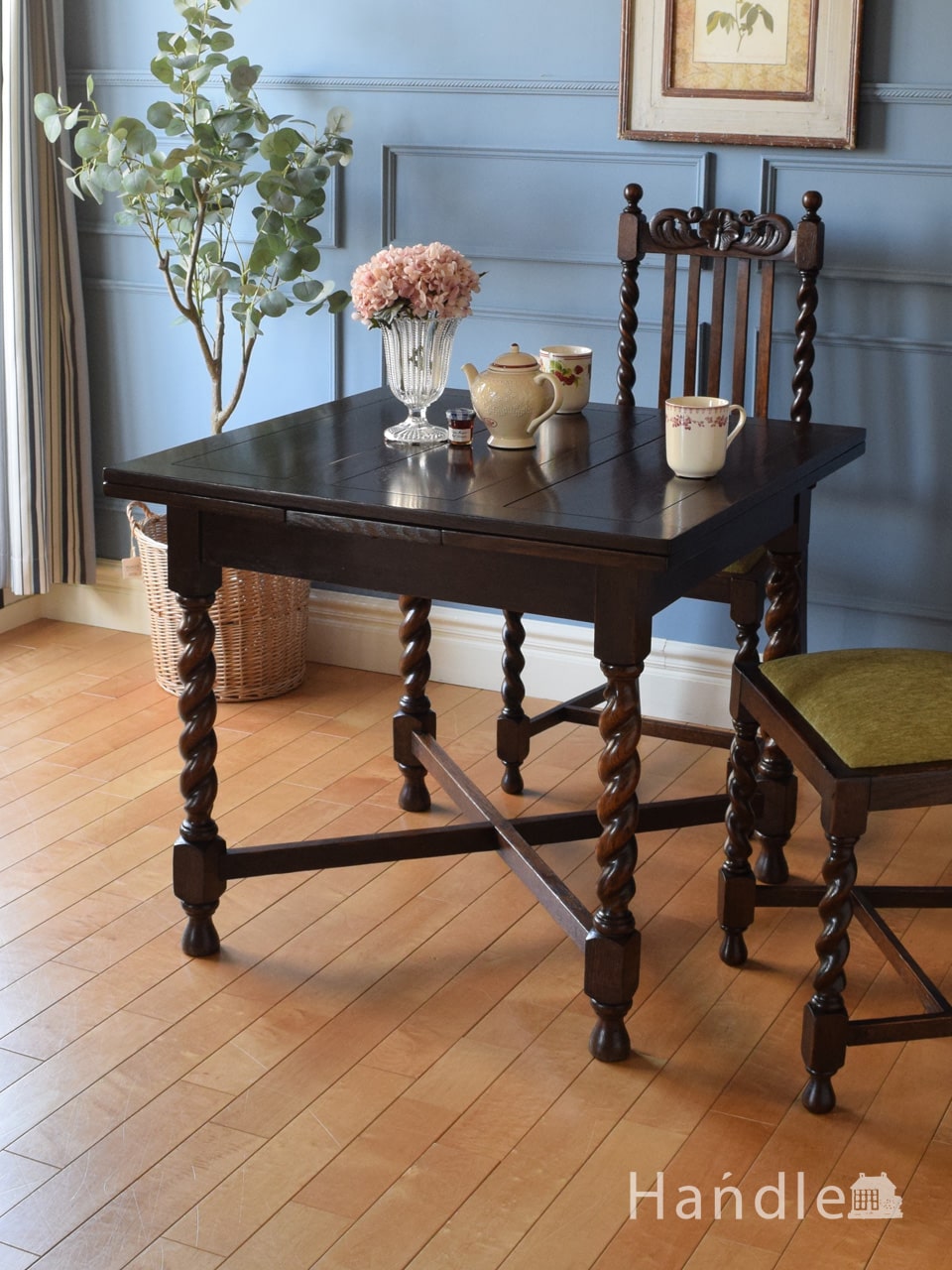 イギリスから届いたアンティークの伸長式テーブル、ツイスト足がキレイなドローリーフテーブル