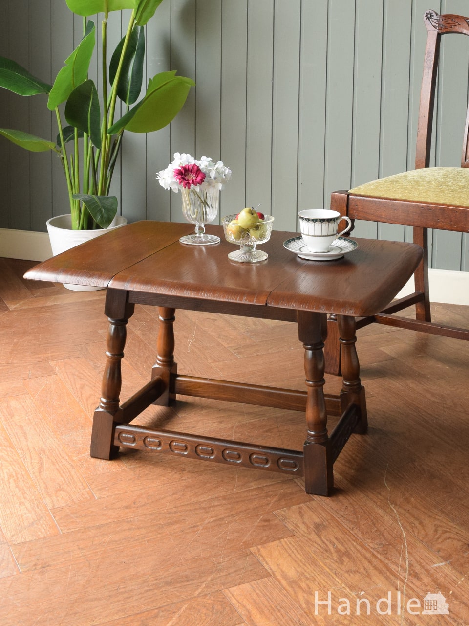 イギリスのアンティーク家具、引き出しが付いためずらしいローテーブル 