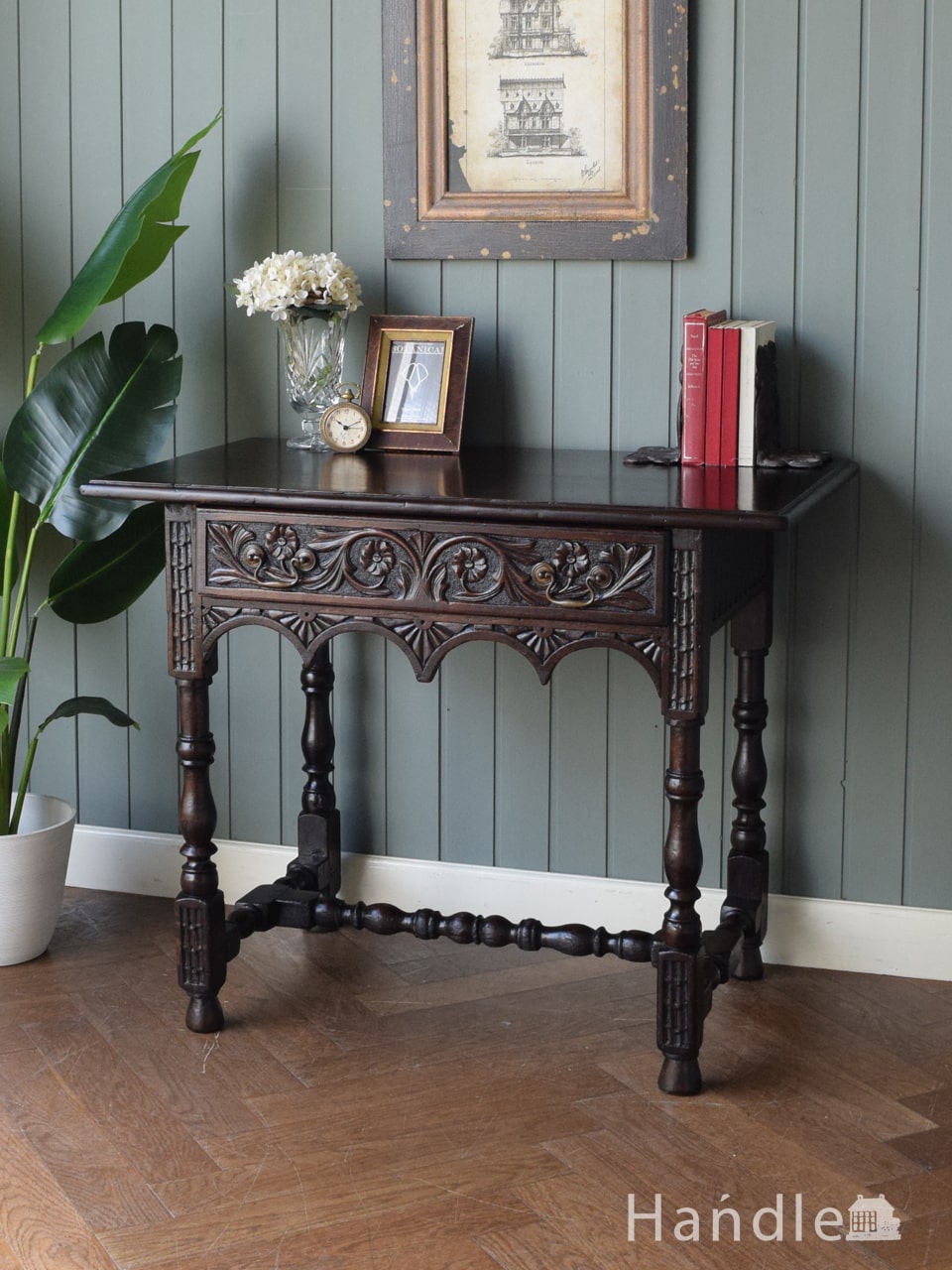 イギリスのアンティーク家具、猫脚が美しいウォールナット材の 