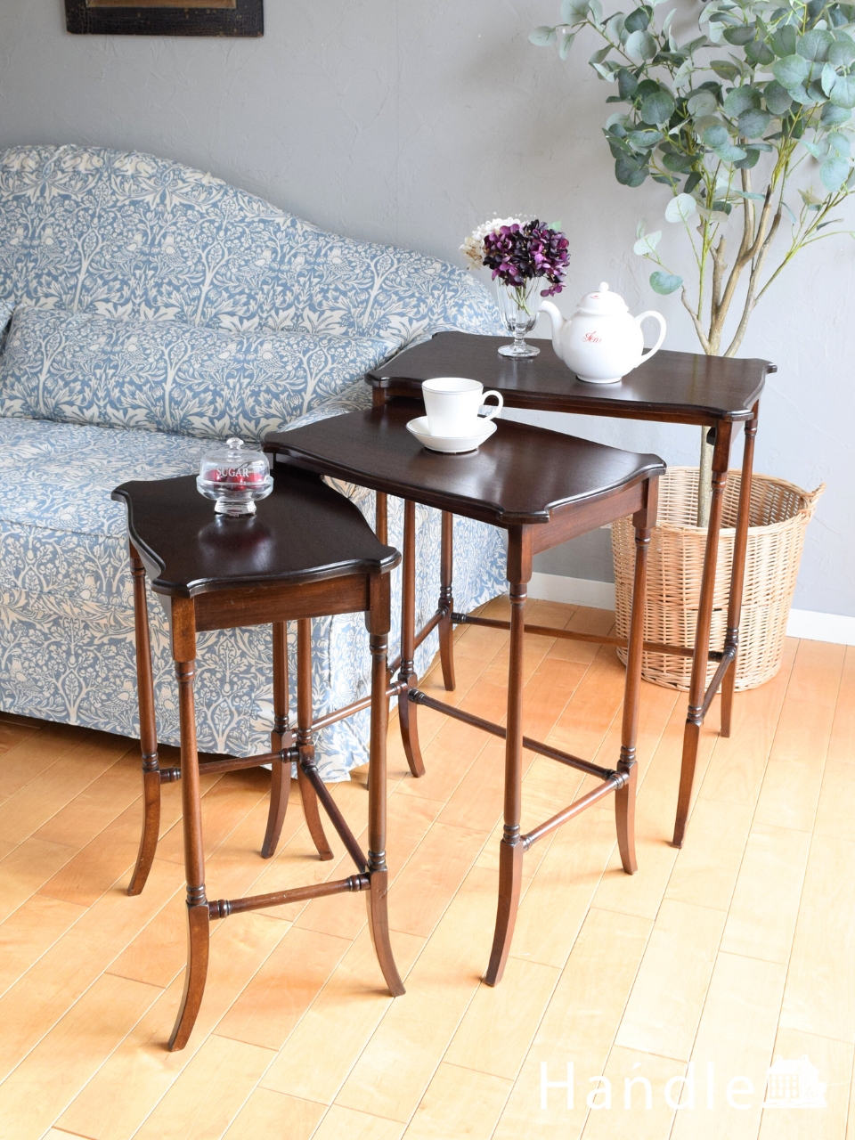 美しい細くて長い脚が魅力のテーブル、マホガニー材のおしゃれなネストテーブル