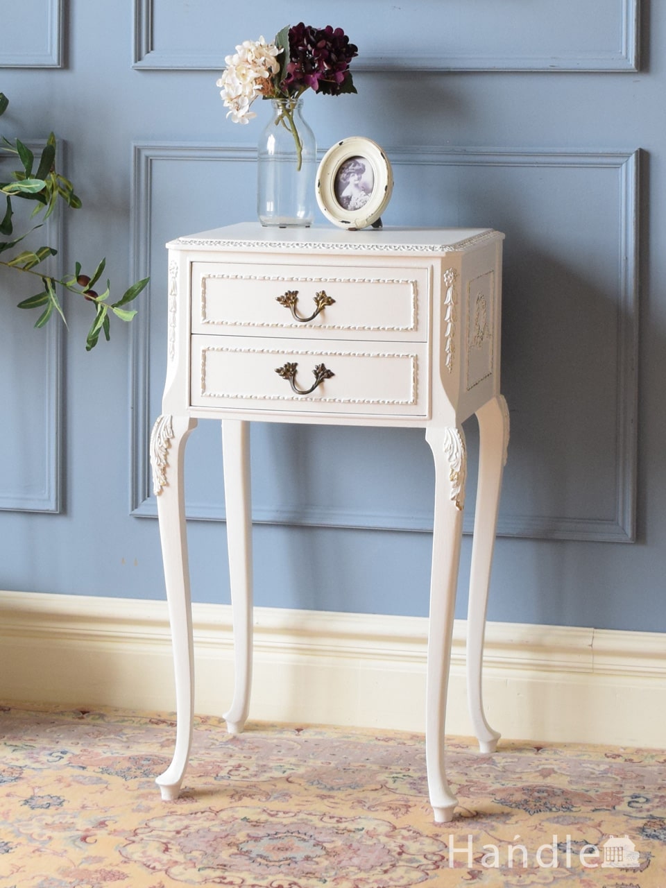 フランスから届いた白いサイドチェスト、長い猫足が美しいアンティークのチェスト