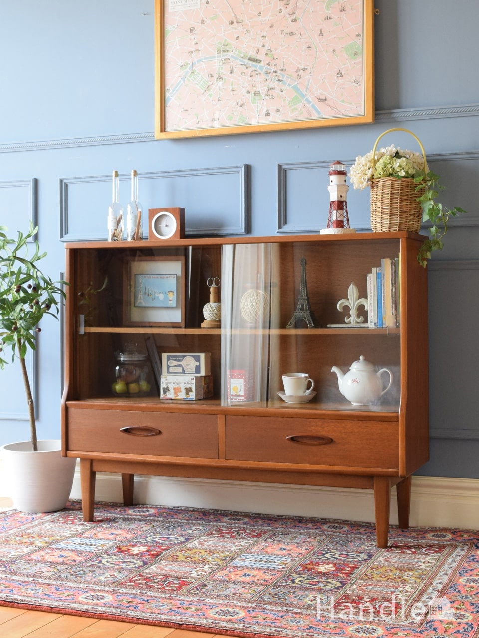 シンプルな引き戸のビンテージ家具、チーク材のおしゃれなガラスキャビネット