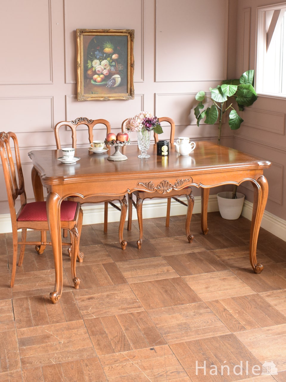 ダイヤ型の模様が美しいアンティークの伸長式テーブル、フランスから届いた猫足のドローリーフテーブル