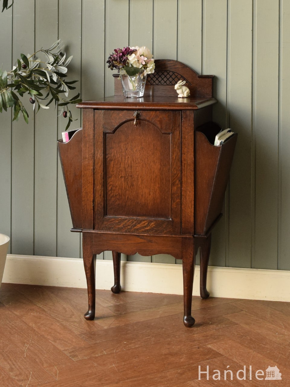 アンティークのマガジンラック付きコールボックス、イギリスから届いたオーク材のめずらしいサイドキャビネット