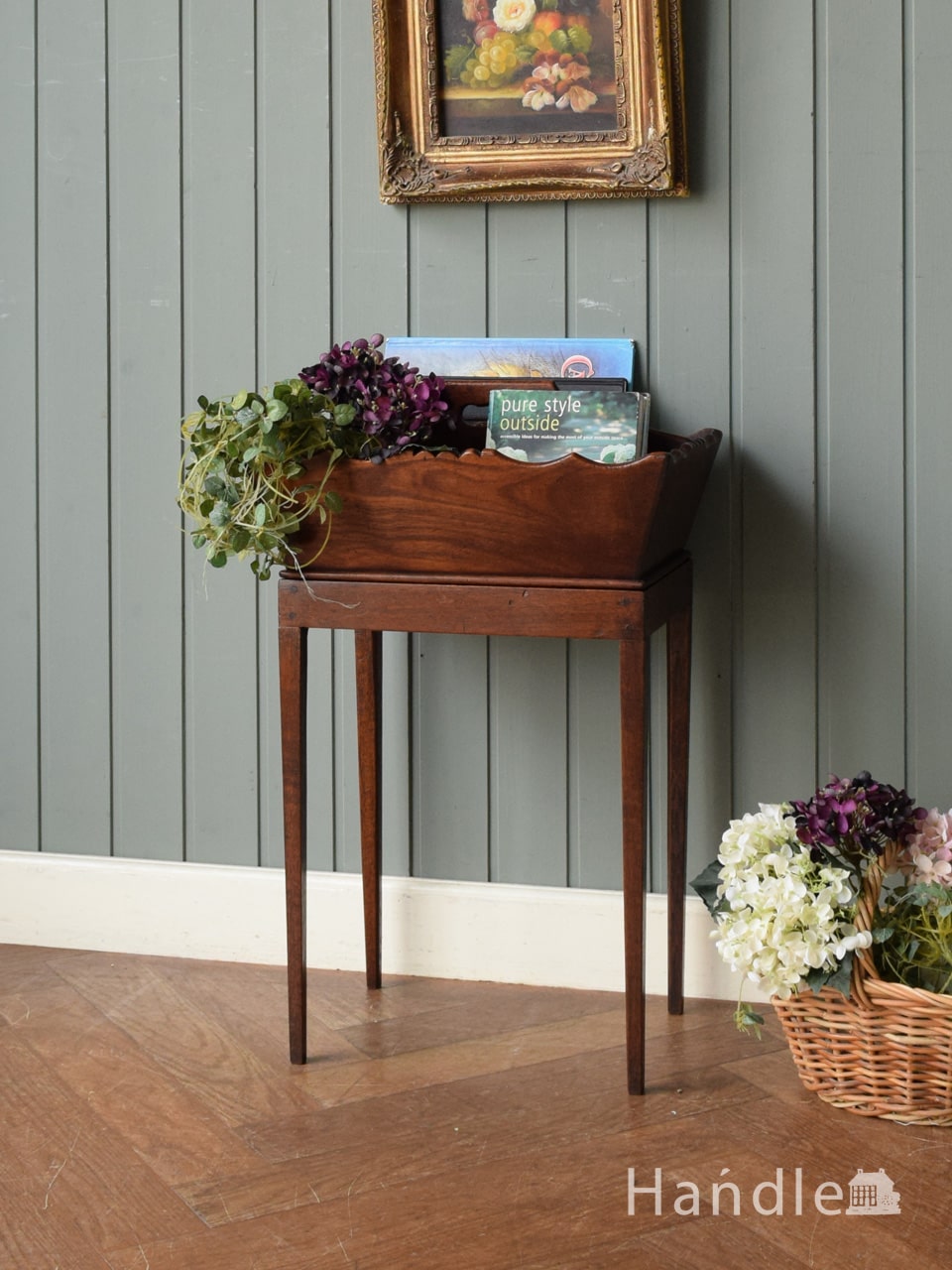 美しいテーパードレッグの持ち運びできる雑誌収納、英国アンティークのスタンド付きのマガジンラック