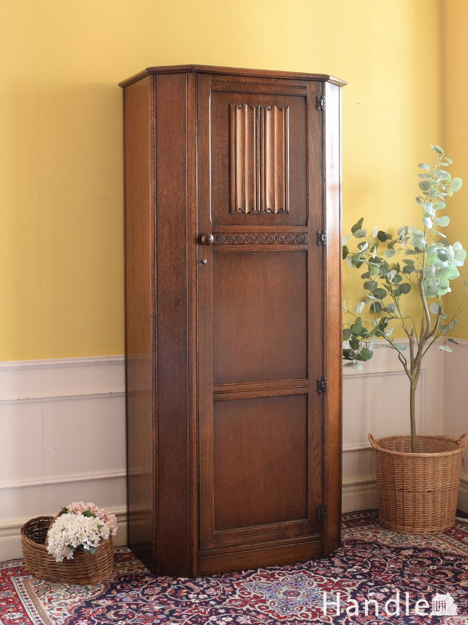 リネンフィールドの彫りが美しいワードローブ、イギリスで見つけたアンティークの洋服タンス