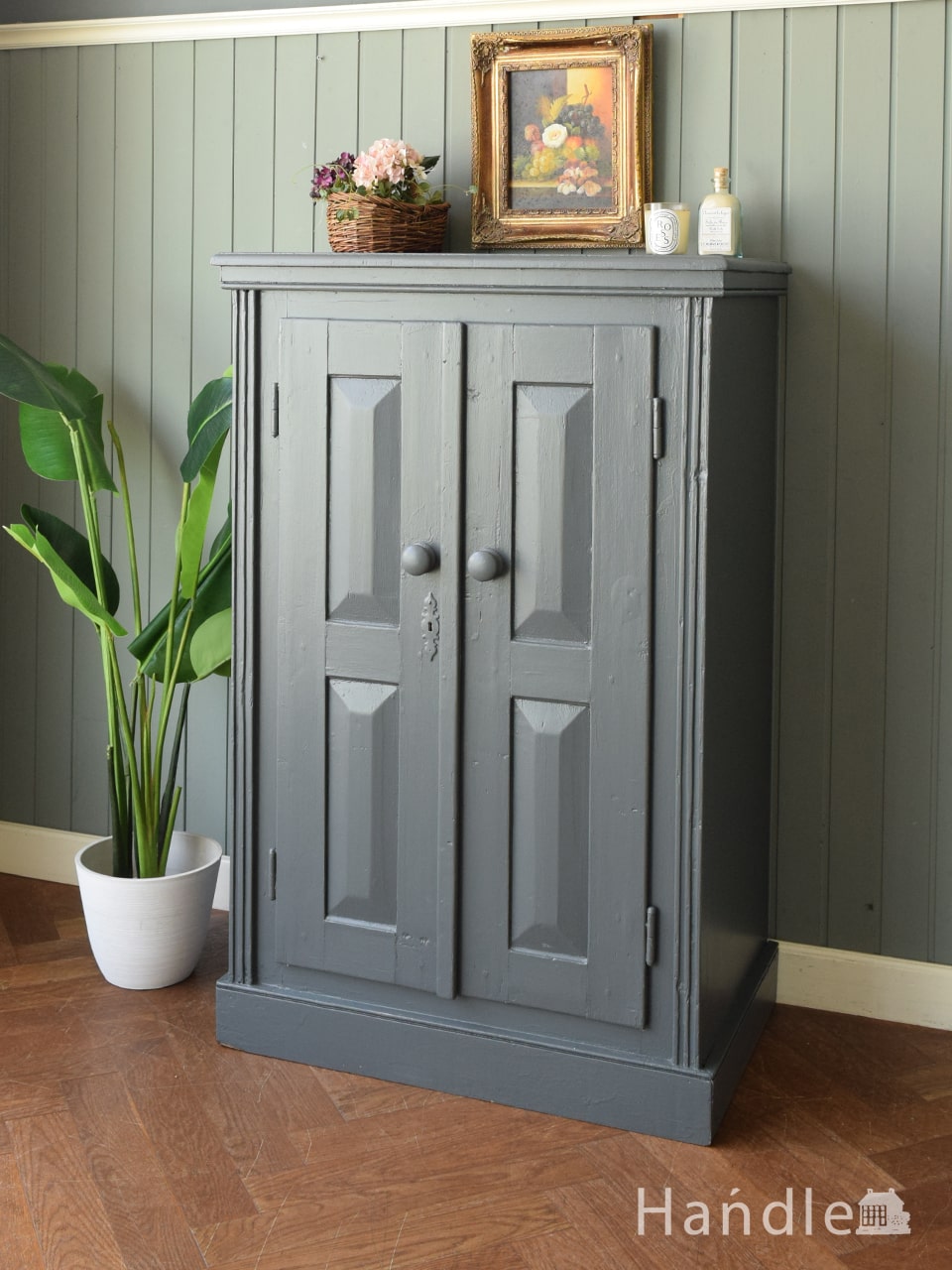 使いやすいサイズが魅力のおしゃれな色のアンティーク家具、イギリスから届いたシャビーシックなキャビネット