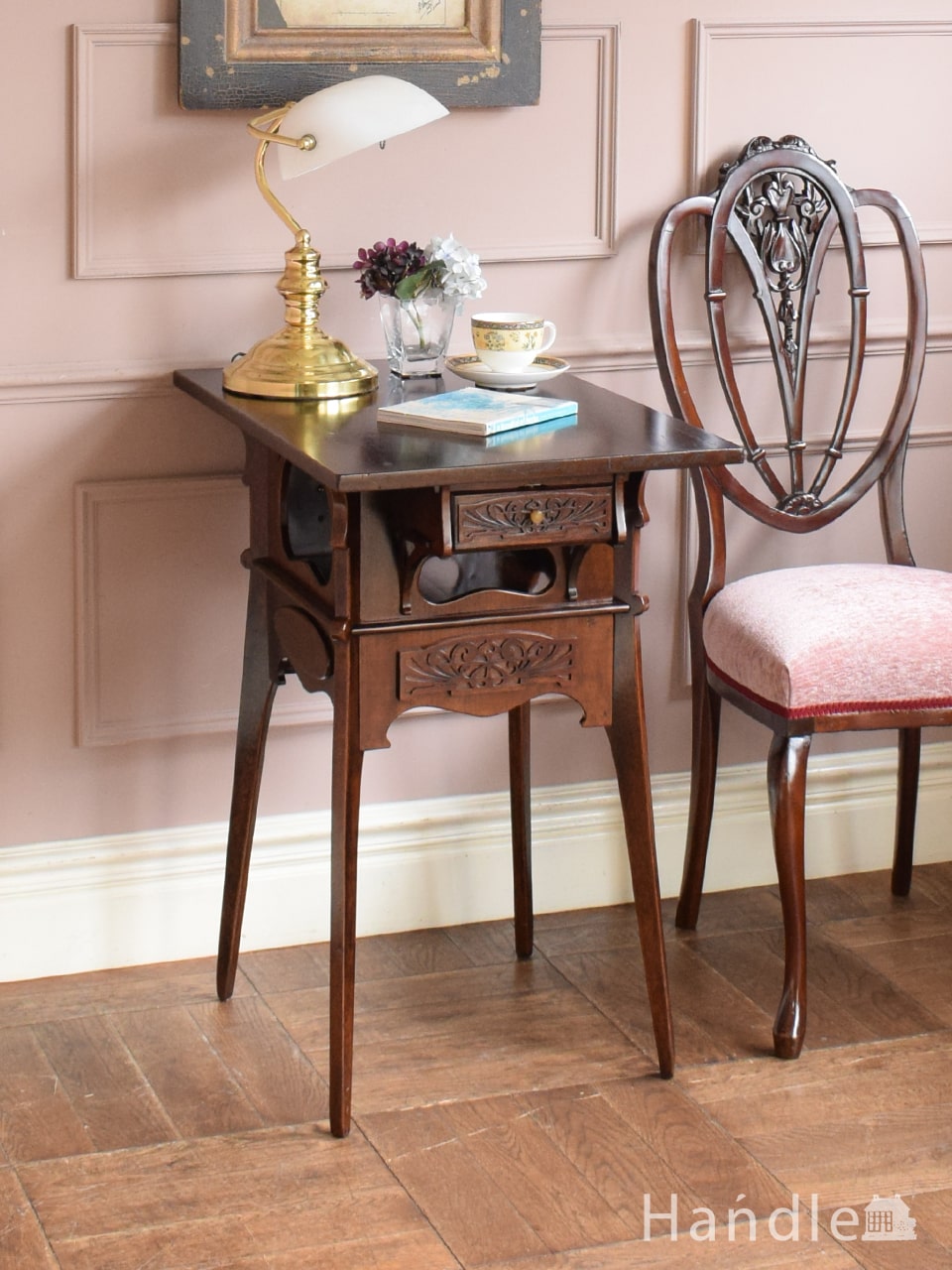 英国紳士のために造られたアンティークのテーブル、アールデコ様式のシガレットテーブル