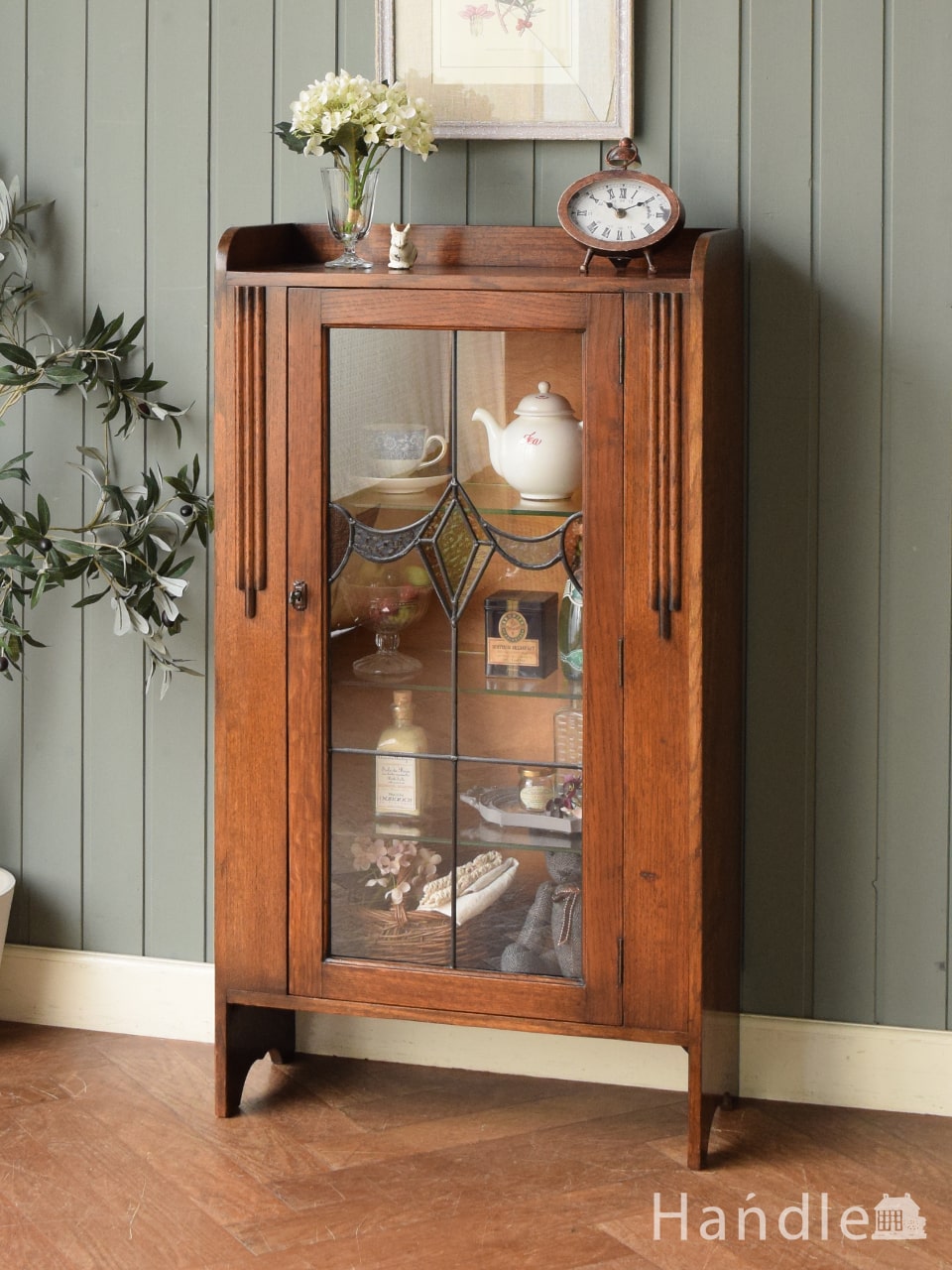 アールデコスタイルのおしゃれなアンティーク飾り棚、ステンドグラス扉がカッコいいショーケース (k-3431-f)