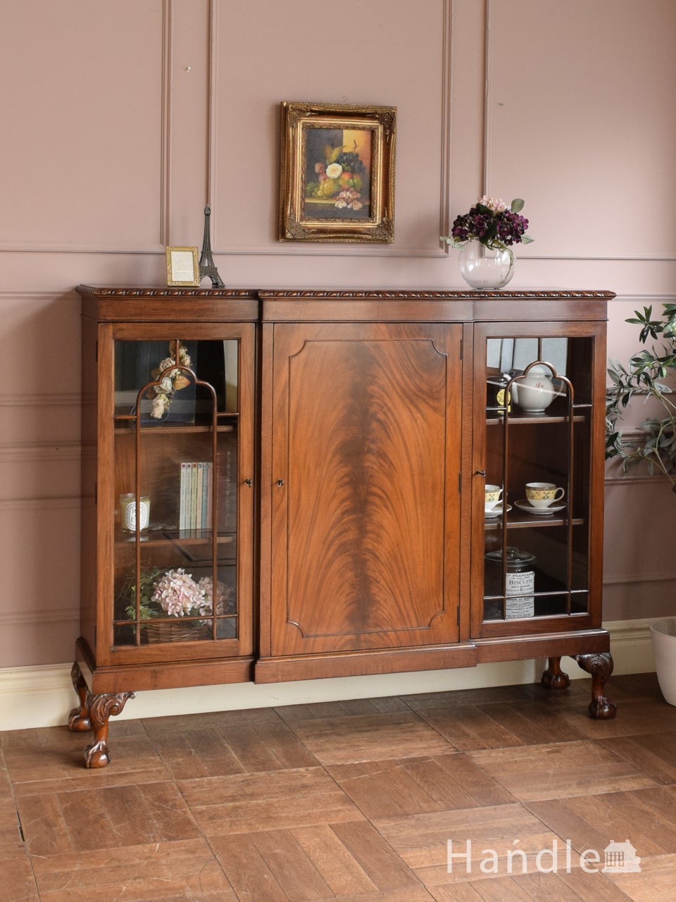 マホガニー材の木目が美しいアンティークのキャビネット、クロウ&ボール脚のおしゃれなショーケース (k-3436-f)