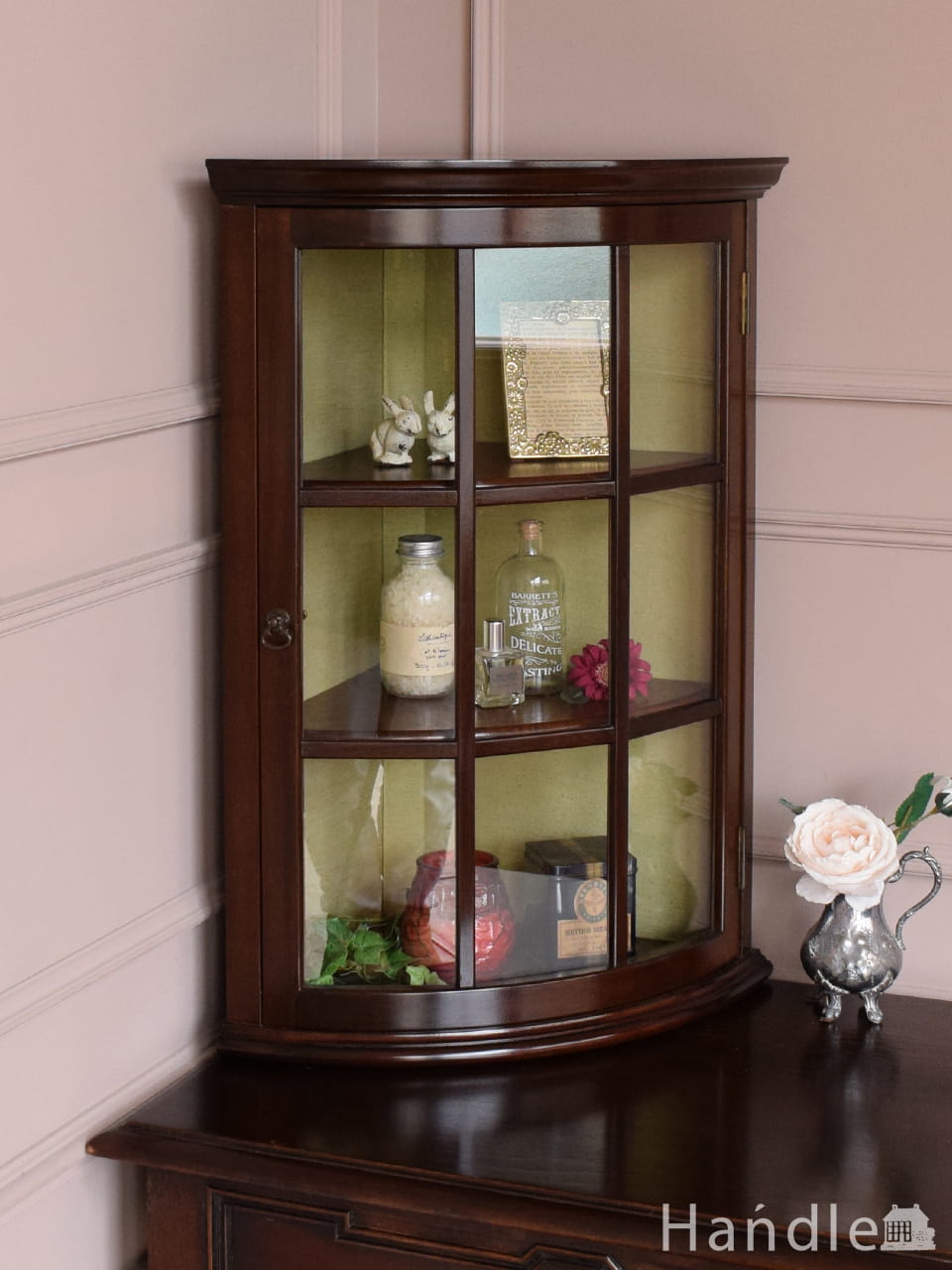 英国から届いたコンパクトなアンティークキャビネット、お部屋の角に置けるおしゃれなコーナーキャビネット