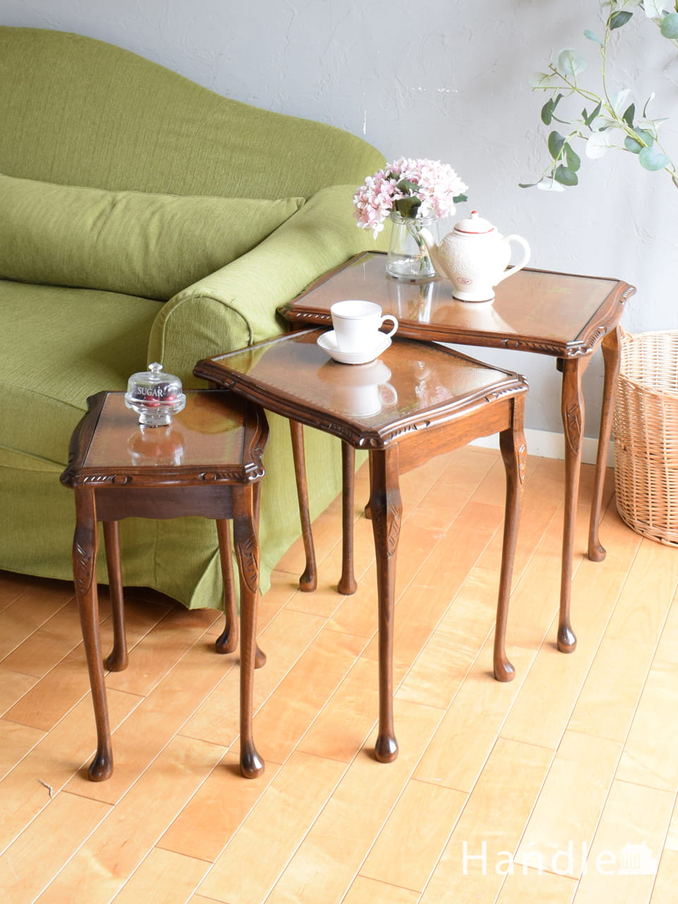 イギリスから届いたアンティークのテーブルセット、革天板がおしゃれなネストテーブル