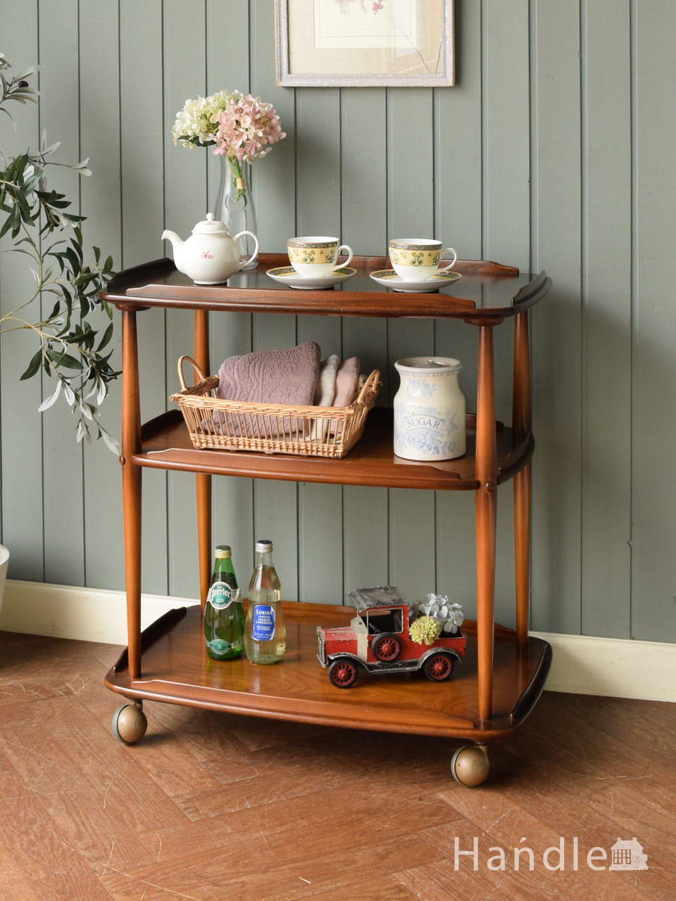 カラメル色のめずらしいアーコール（ERCOL)、英国ビンテージのおしゃれなワゴン (z-321-f)