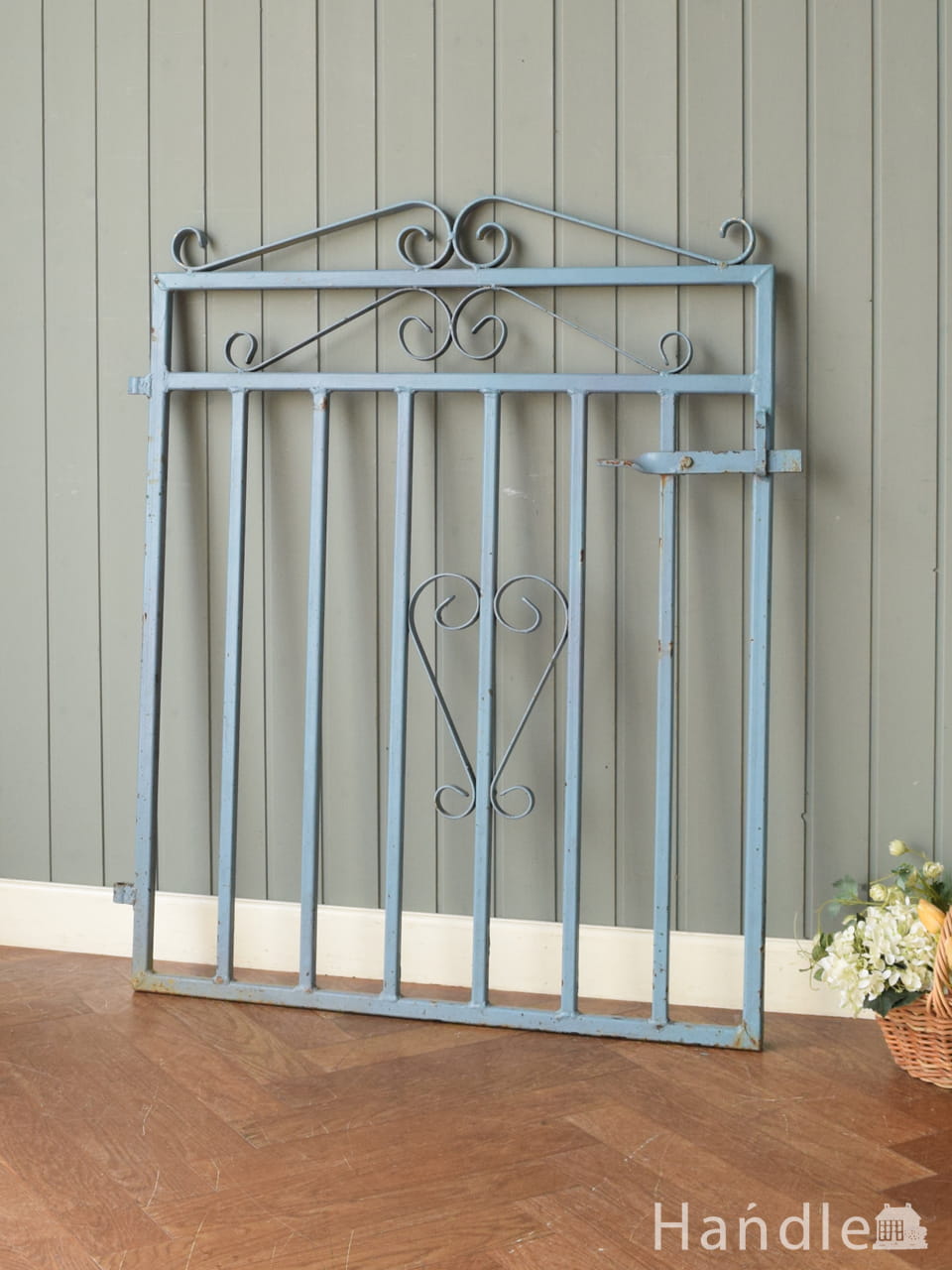 ブルー色のペイントが可愛い門扉、英国アンティークのおしゃれなアイアンゲート