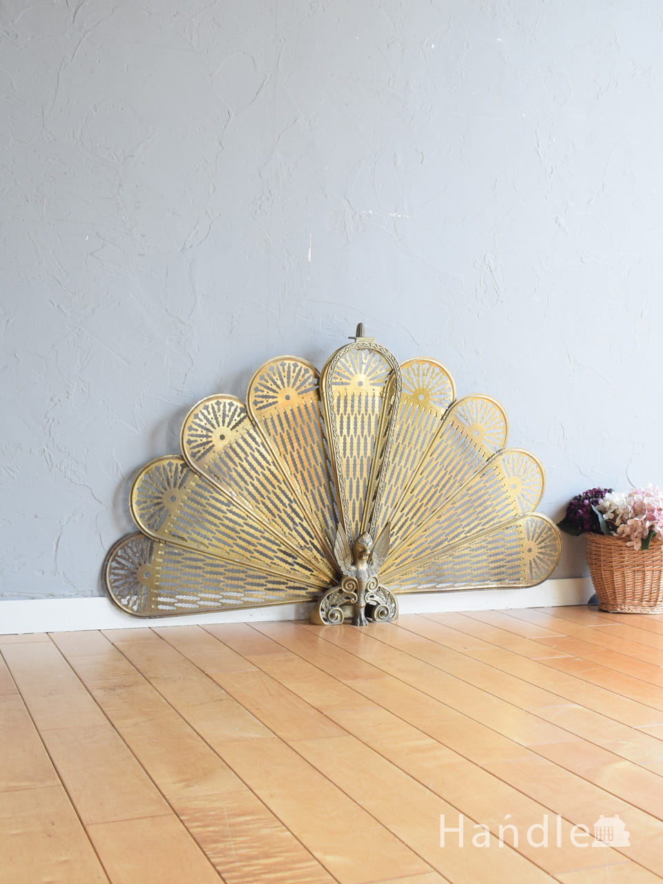 孔雀のようなフォルムが美しいアンティーク、キラッと輝く収納型のファイヤースクリーン (h-1324-z)