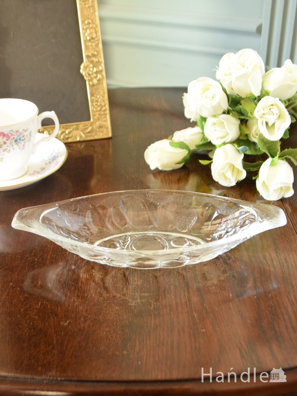 アンティークのガラス食器、フルーツがデザインされた可愛らしいガラストレイ