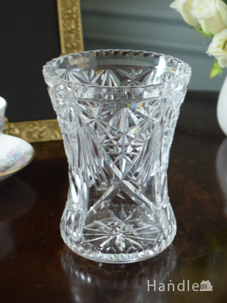 アンティークガラスの花瓶、繊細な模様が美しいガラスのフラワーベース