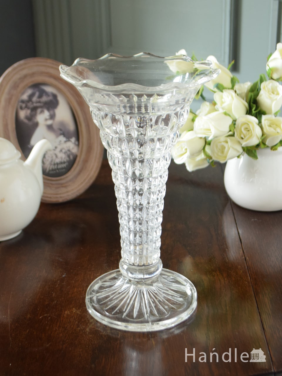 アンティークガラスの花瓶、輝きが美しいプレスドグラスのフラワーベース