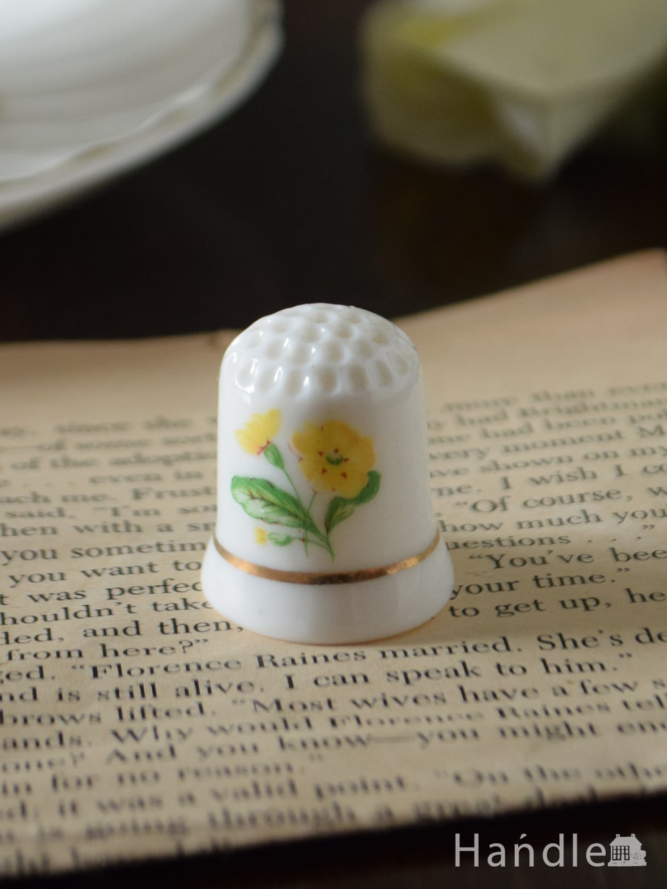 イギリスのアンティーク雑貨、黄色いお花の陶器製のシンブル（指貫） (m-4365-z)