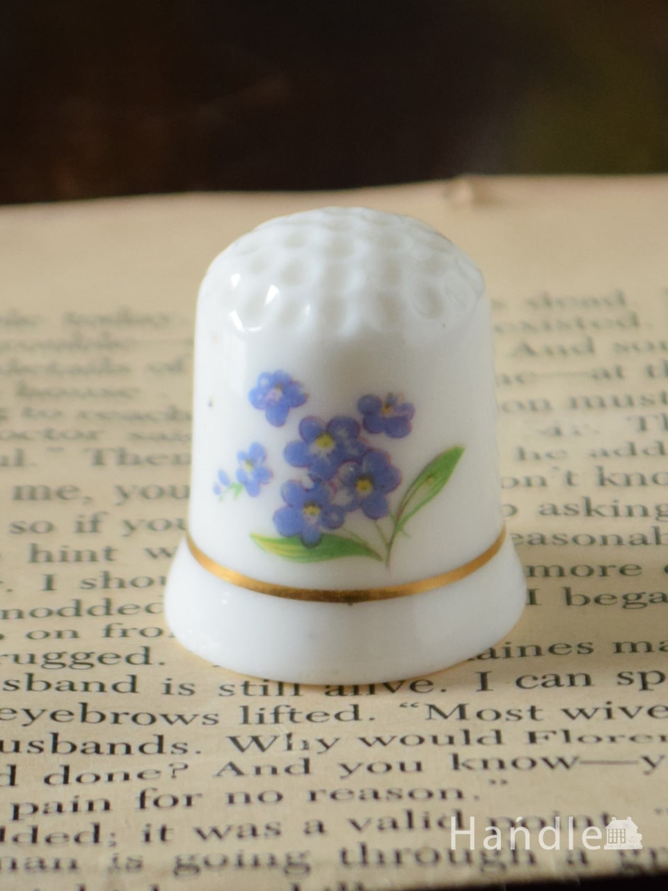 イギリスのアンティーク雑貨、青紫色の小さなお花の模様のシンブル (m-4374-z)