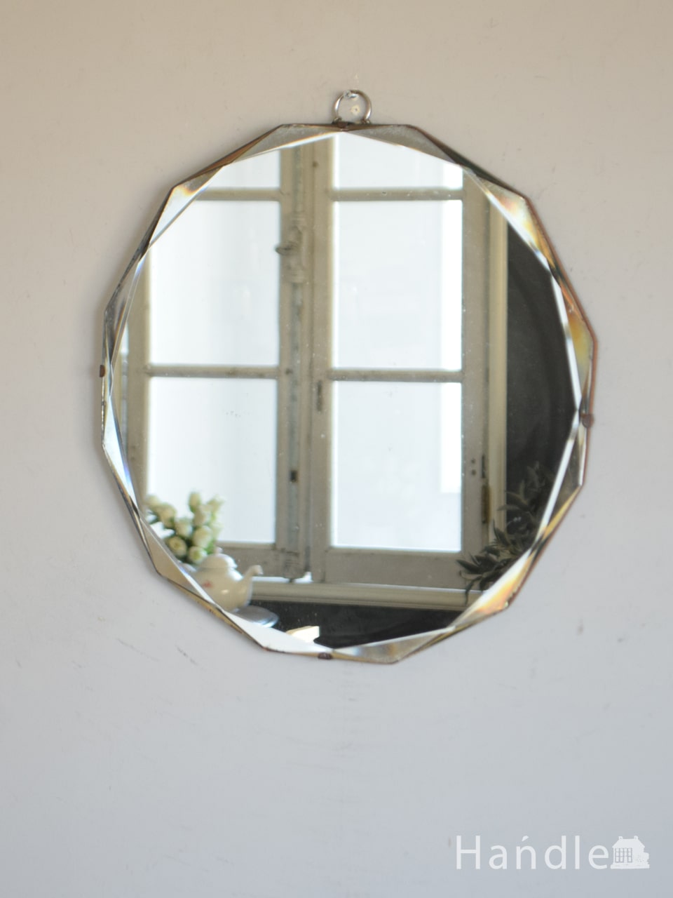 イギリスのアンティーク雑貨、丸い形の縁取りが輝く壁付けの鏡 (k-4533-z)