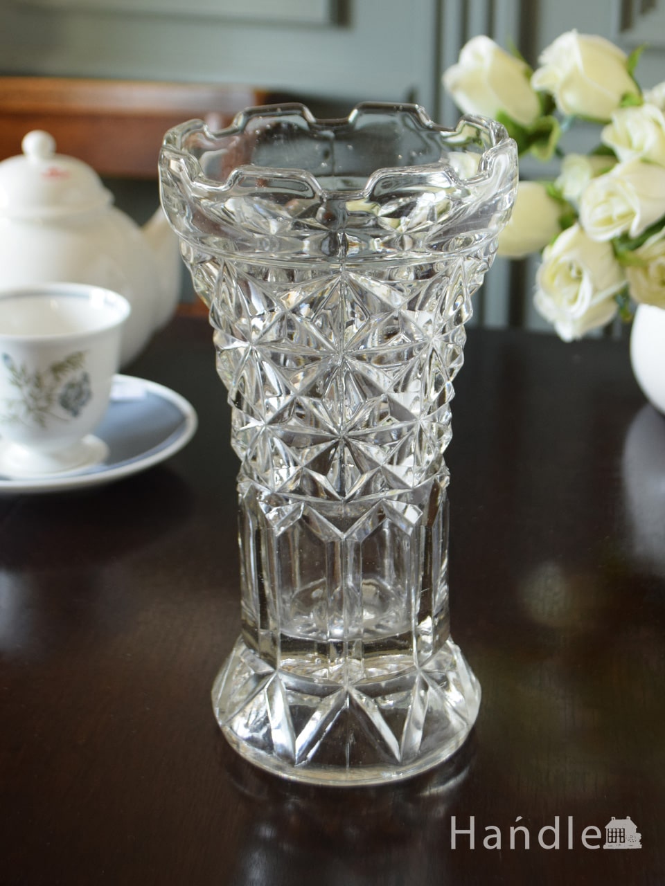 アンティークガラスのフラワーベース、王冠のようなプレスドグラスの