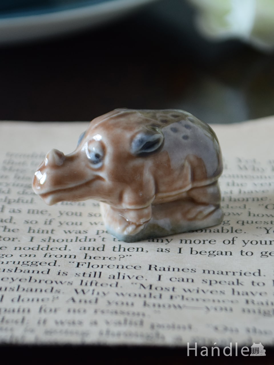 イギリスで見つけたWADE社のビンテージ陶器、Whimsiesシリーズのフィギア（サイ） (k-4595-z)