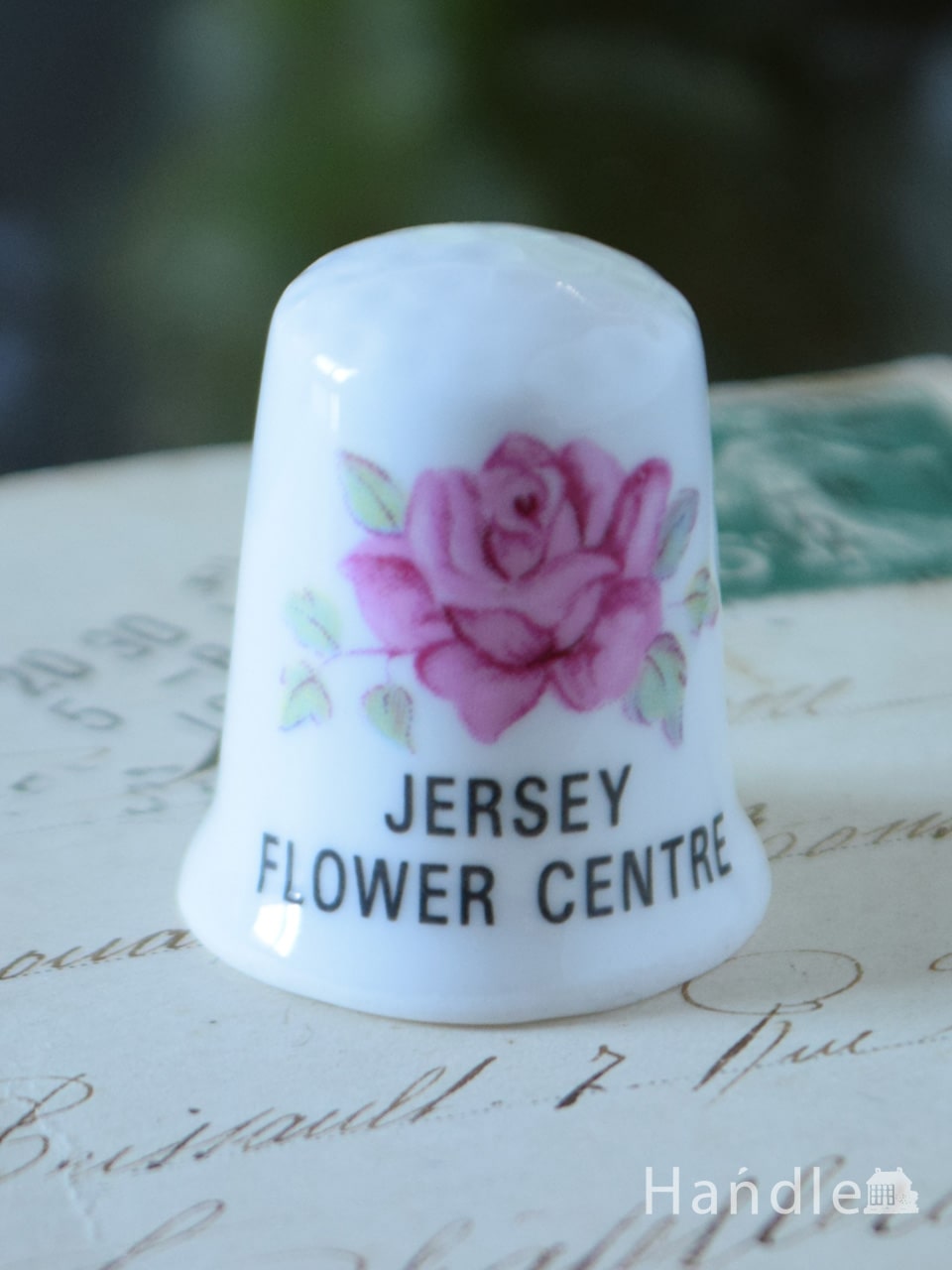 イギリスのアンティーク指ぬき、ピンクのバラのシンブル（JERSEY FLOWER CENTRE） (m-4474-z)